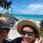 メキシコのトゥルム遺跡を旅する夫婦