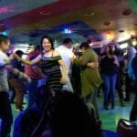 ダンスホールでダンスをする女性と男性