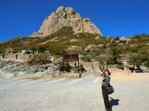 ベルナル岩でメキシコのプライベート観光ツアーを楽しむ日本人女性とメキシコの女性