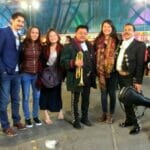 メキシコのプライベート観光ツアーを楽しむ日本人女性とメキシコの人達