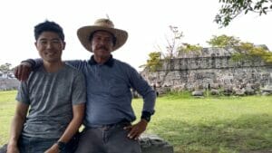 メキシコの観光ガイド岩﨑功が現地の人と肩を組んでいる