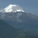 青空をバックに雪をかぶったメキシコの高山