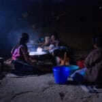 メキシコのチアパス州シナカンタン村の一家が夕食を準備している