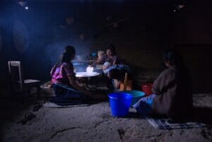 メキシコのチアパス州シナカンタン村の一家が夕食を準備している