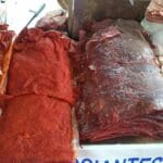 メキシコの市場で肉が売られている
