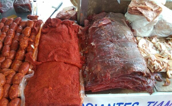 メキシコの市場で肉が売られている