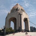 メキシコシティの革命記念広場に塔がある
