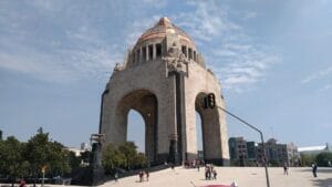 メキシコシティの革命記念広場に塔がある