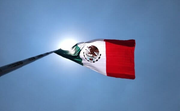 風邪にたなびくメキシコの国旗