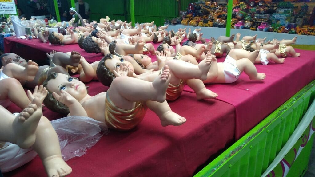 メキシコのソチミルコでキリストの人形が並べられている