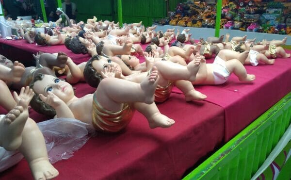 メキシコのソチミルコでキリストの人形が並べられている