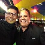 メキシコのガイド岩﨑功が歌手とポーズをとっている