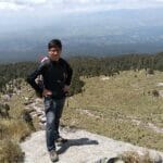 メキシコの観光ガイド岩﨑功がマリンチェ山でポーズをとっている