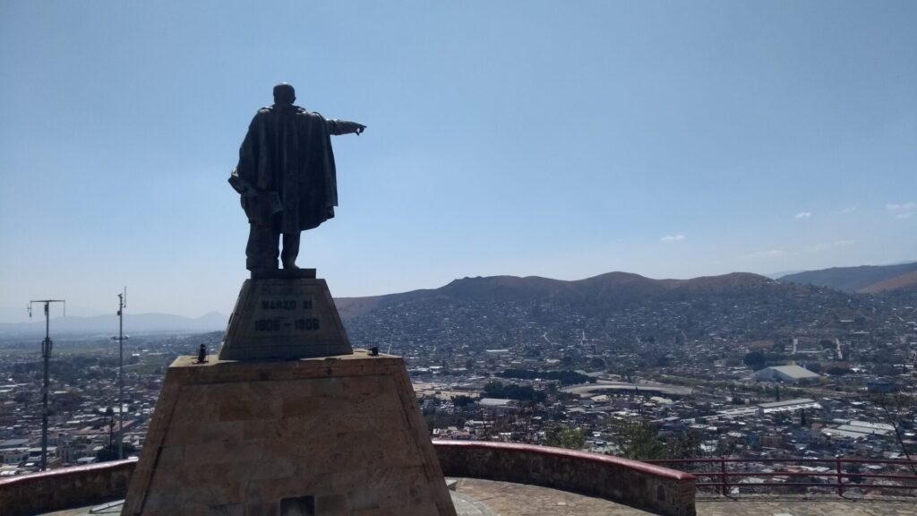 ベニトフアレス元大統領の銅像