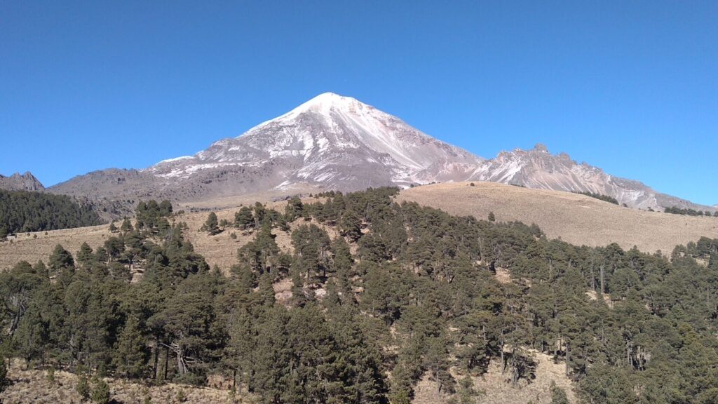 青空をバックに聳え立つメキシコの高山