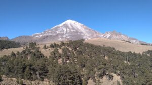 青空をバックに聳え立つメキシコの高山