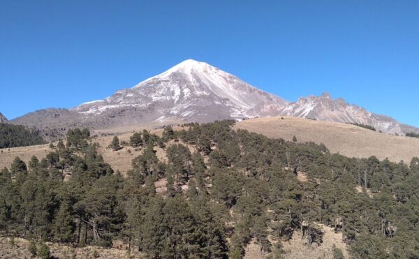 青空をバックに聳え立つメキシコの高山