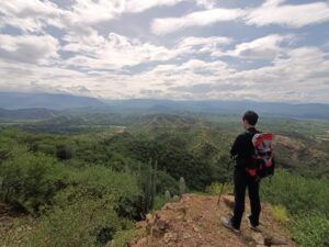 メキシコの観光ガイド岩﨑功がオアハカの自然をガイドしている