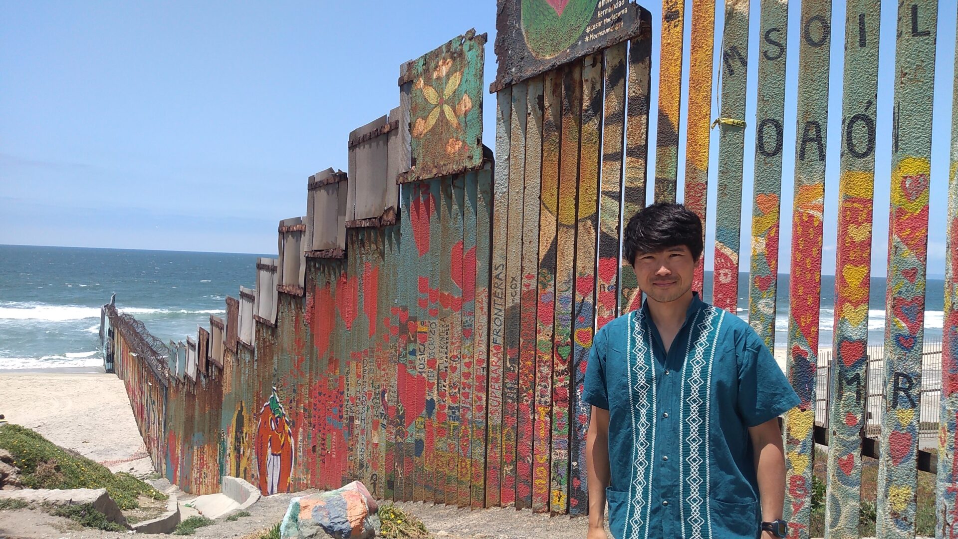 メキシコの観光ガイド岩﨑功がティファナの国境でガイドをしている