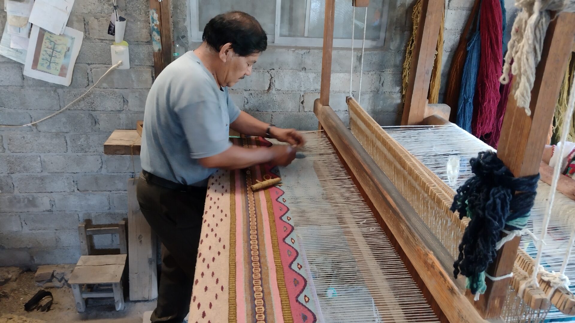 メキシコのオアハカの男性がメキシカンラグを織っている