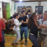 パーティーで人がダンスをしている
