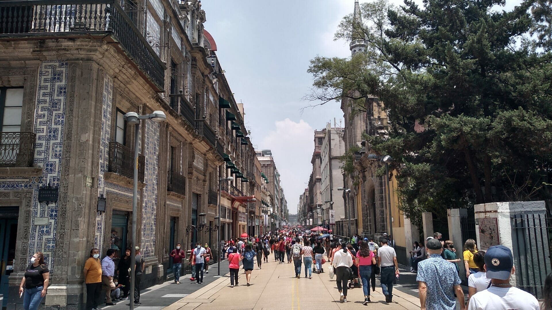 メキシコシティ中心部のマデロ通りを歩いている