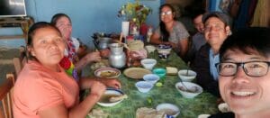 メキシコの観光ガイド岩﨑功がオアハカの人達と食事をしている