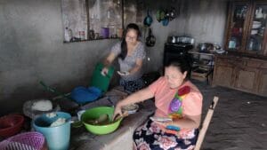 オアハカの女性二人が料理をしている