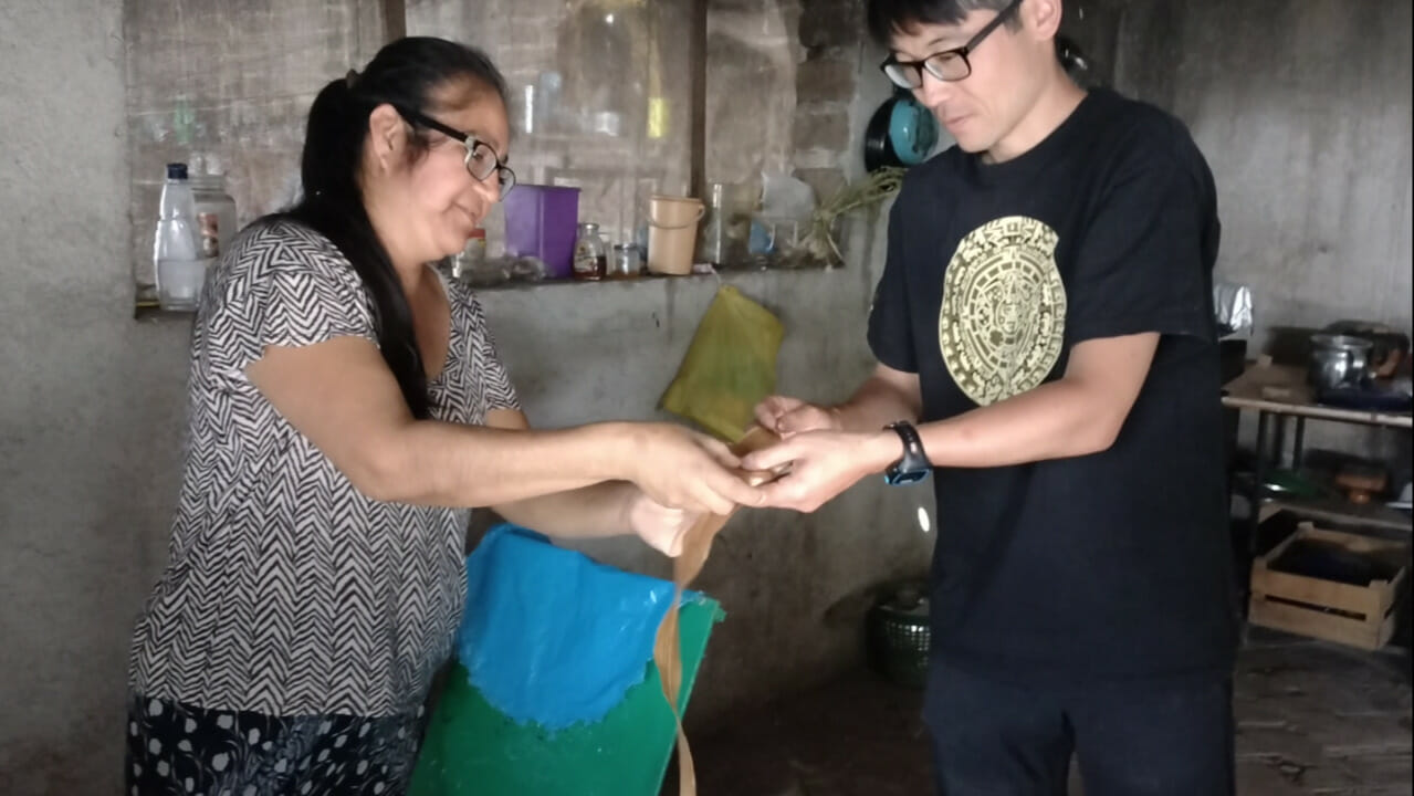メキシコの観光ガイド岩﨑がメキシコのオアハカで現地の人と料理をしている