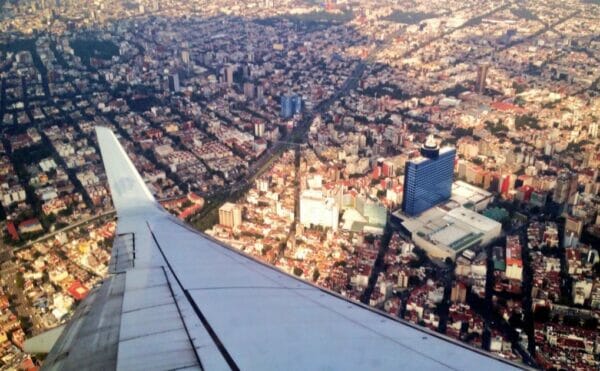 メキシコシティ空港に着離体制に入る飛行機からの眺め