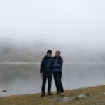 メキシコの観光ガイド岩﨑功が山で妻とハイキングをしている