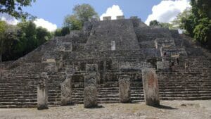 メキシコのマヤ遺跡カラクムル遺跡の神殿が聳え立つ