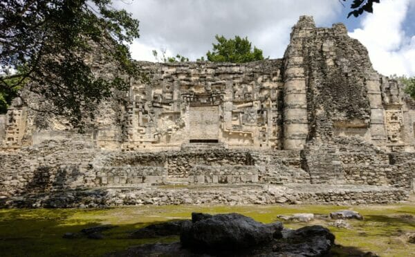 メキシコのマヤ遺跡が佇む