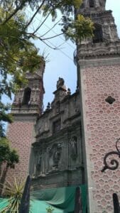 サンイポリト教会の正面部分に塔が二つと中央部にレリーフがみえる