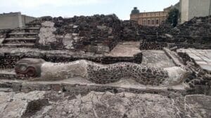 アステカ帝国の首都テンプロマヨールの蛇のレリーフ
