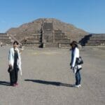 ピラミッドの前に立つ二人の女性
