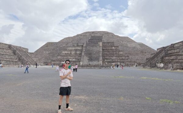 ピラミッドを背景にポーズをとる男性