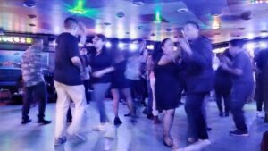 大勢の人達がダンスを興じている