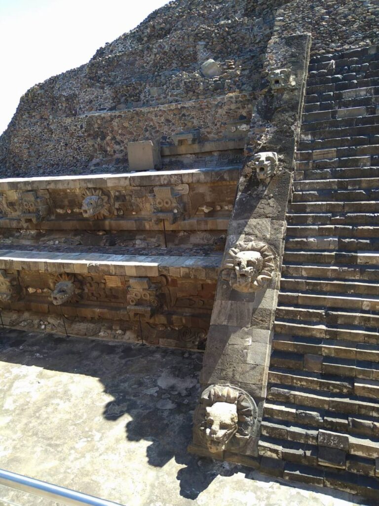 メキシコのテオティワカン遺跡にあるケッツァルコアトル神殿