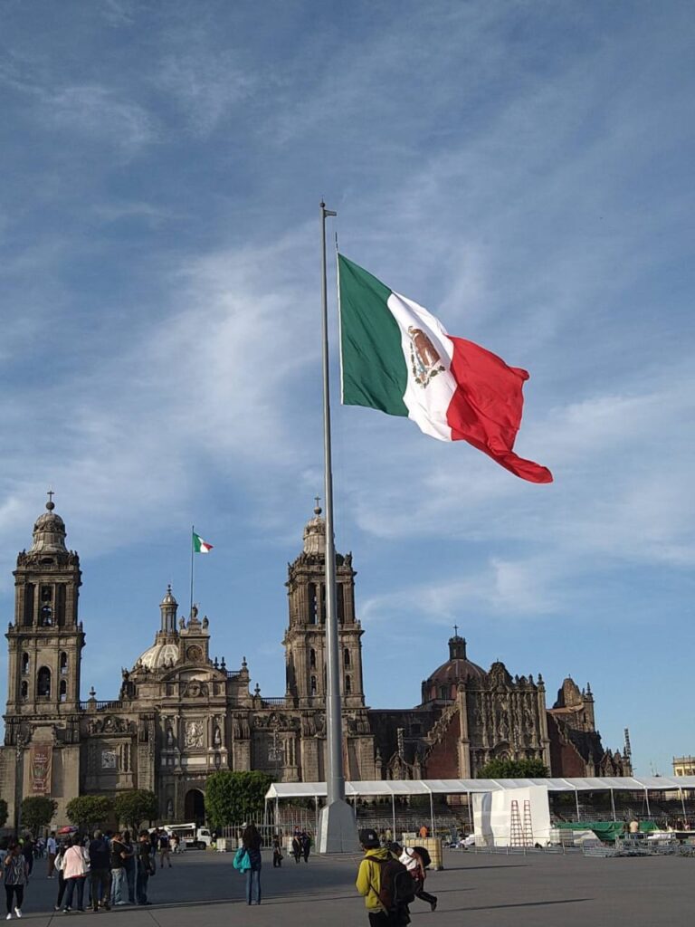 メキシコの中心部歴史地区にあるソカロ広場