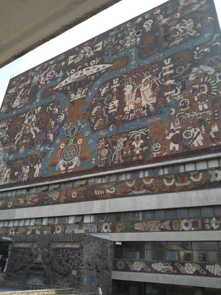メキシコの世界遺産国立自治大学の壁画