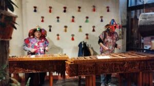 Marimba chiapas sancristobal | メキシコのプライベートツアー | MCT メキシコのチアパス州の民族衣装を着て木琴を叩く人
