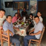 オアハカの家庭でオアハカ料理を食べる人たち
