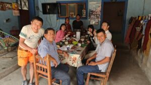 オアハカの家庭でオアハカ料理を食べる人たち