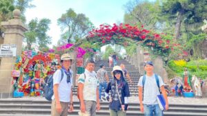 メキシコのグアダルーペ寺院で記念撮影する旅行者
