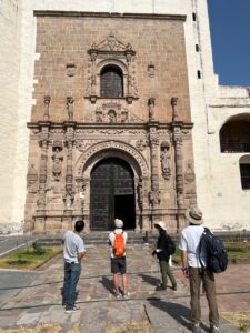 教会を見上げるメキシコ旅行者　