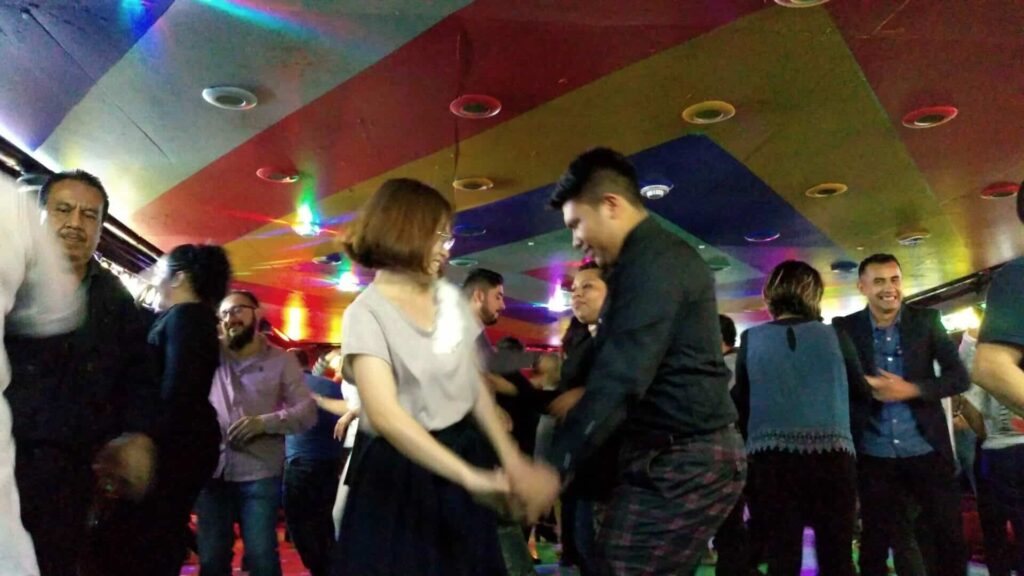 メキシコのプライベート観光ツアーでダンスを楽しむ日本人女性とメキシコ人男性