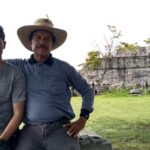 メキシコの観光ガイド岩﨑功が現地の人と肩を組んでいる