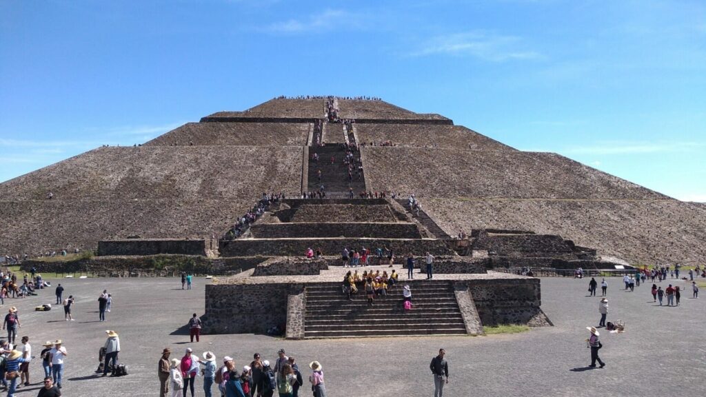 メキシコのテオティワカン遺跡の太陽のピラミッド