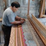 メキシコのオアハカの男性がメキシカンラグを織っている